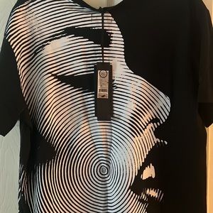 Akoo shirt size 2XL in black and white! Nice design!